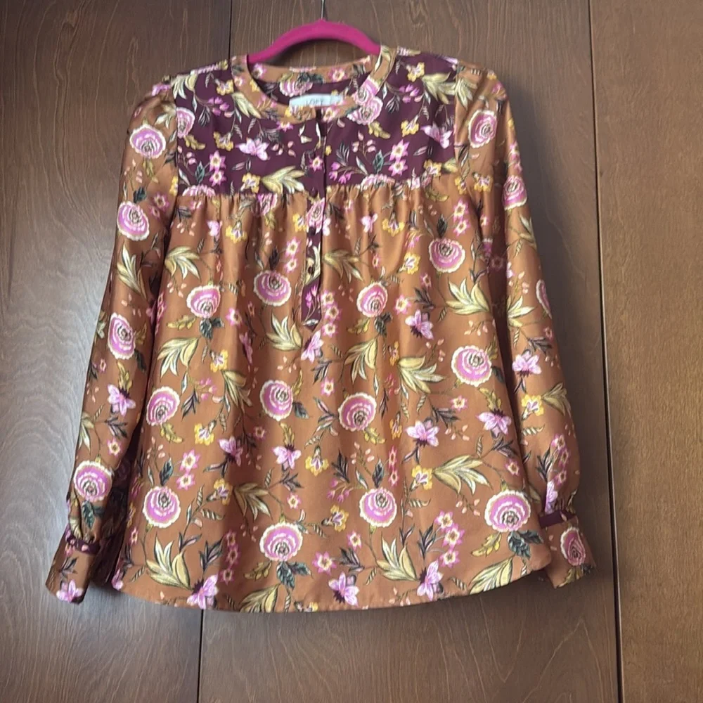 Loft Sz Small EUC Floral Henley Women's Top with Burgundy and Orange Accents
